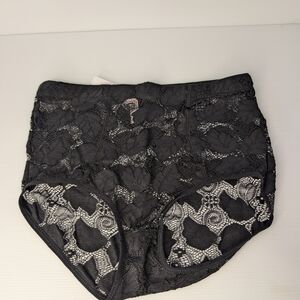 La Vie En Rose Black Lace Panties Floral Leaf Pattern Size M (NWT)
